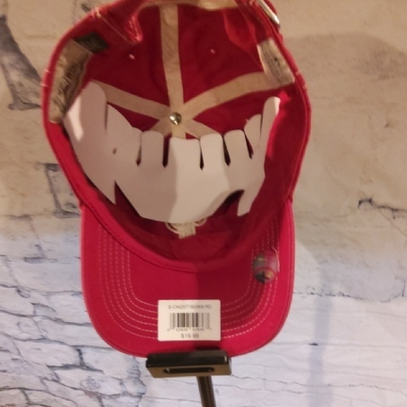 Red Baseball Cap with P Logo - Picture 3 of 4